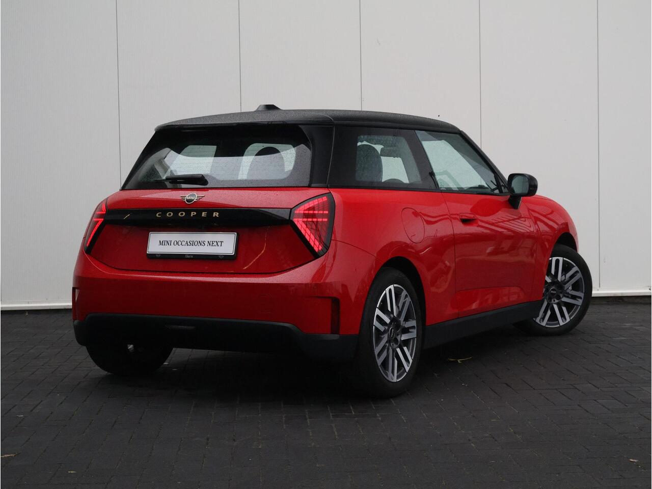 Mini COOPER Mini E Classic S 40.7 kWh Comfort Access/ Head-Up/ Driving Assistant/ 17 inch Parallel Spoke 2-tone/ Stoelverwarming