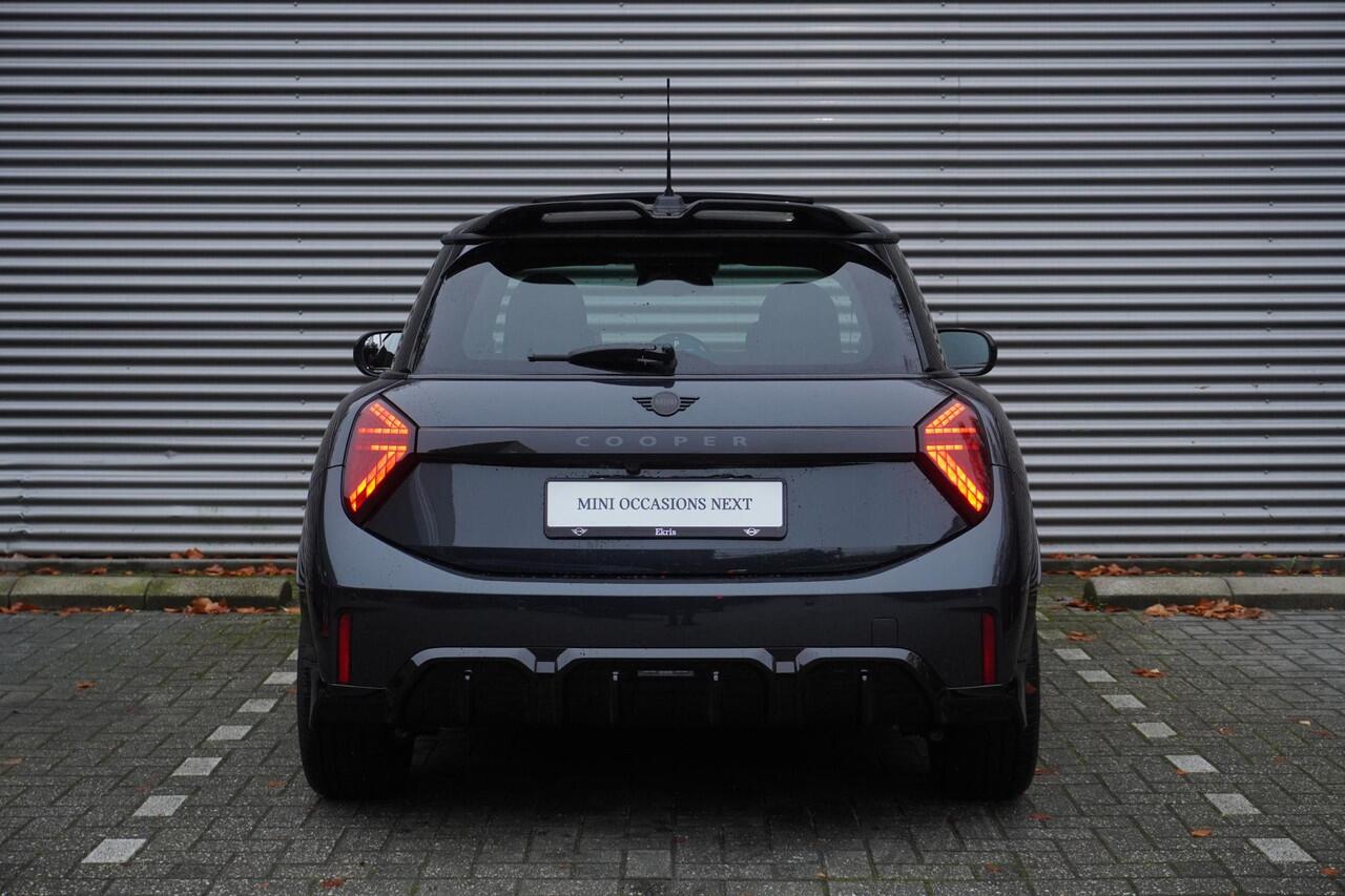 Mini COOPER 3-deurs C John Cooper Works Uitvoering | Pakket XL | Glazen panoramadak | Driving Assistant Plus | Parking Assistant Plus | HIFI System Harman Kardon