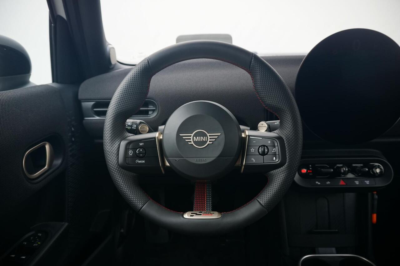 Mini COOPER 5-deurs C | John Cooper Works Trim | Pakket XL | Harman Kardon | Elektrische Voorstoelen | Driving Assistant Plus | Head-Up Display | Panoramadak | Comfort Access