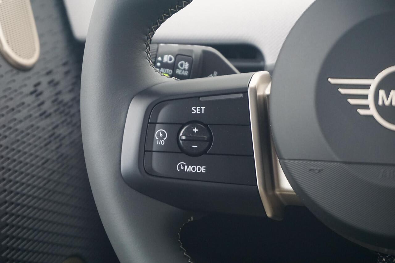 Mini COOPER 3-deurs E Favoured Trim | Pakket M | Glazen panoramadak | Comfort Access | Harman Kardon | Head-Up Display | Stuurwielrand verwarmd