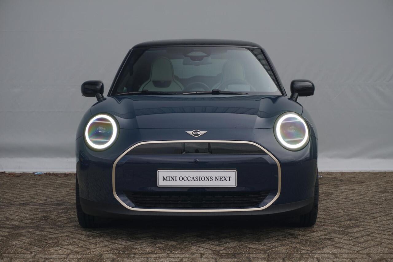 Mini COOPER 3-deurs E Favoured Trim | Pakket M | Glazen panoramadak | Comfort Access | Harman Kardon | Head-Up Display | Stuurwielrand verwarmd