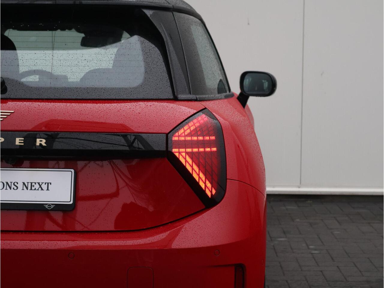 Mini COOPER Mini E Classic S 40.7 kWh Comfort Access/ Head-Up/ Driving Assistant/ 17 inch Parallel Spoke 2-tone/ Stoelverwarming