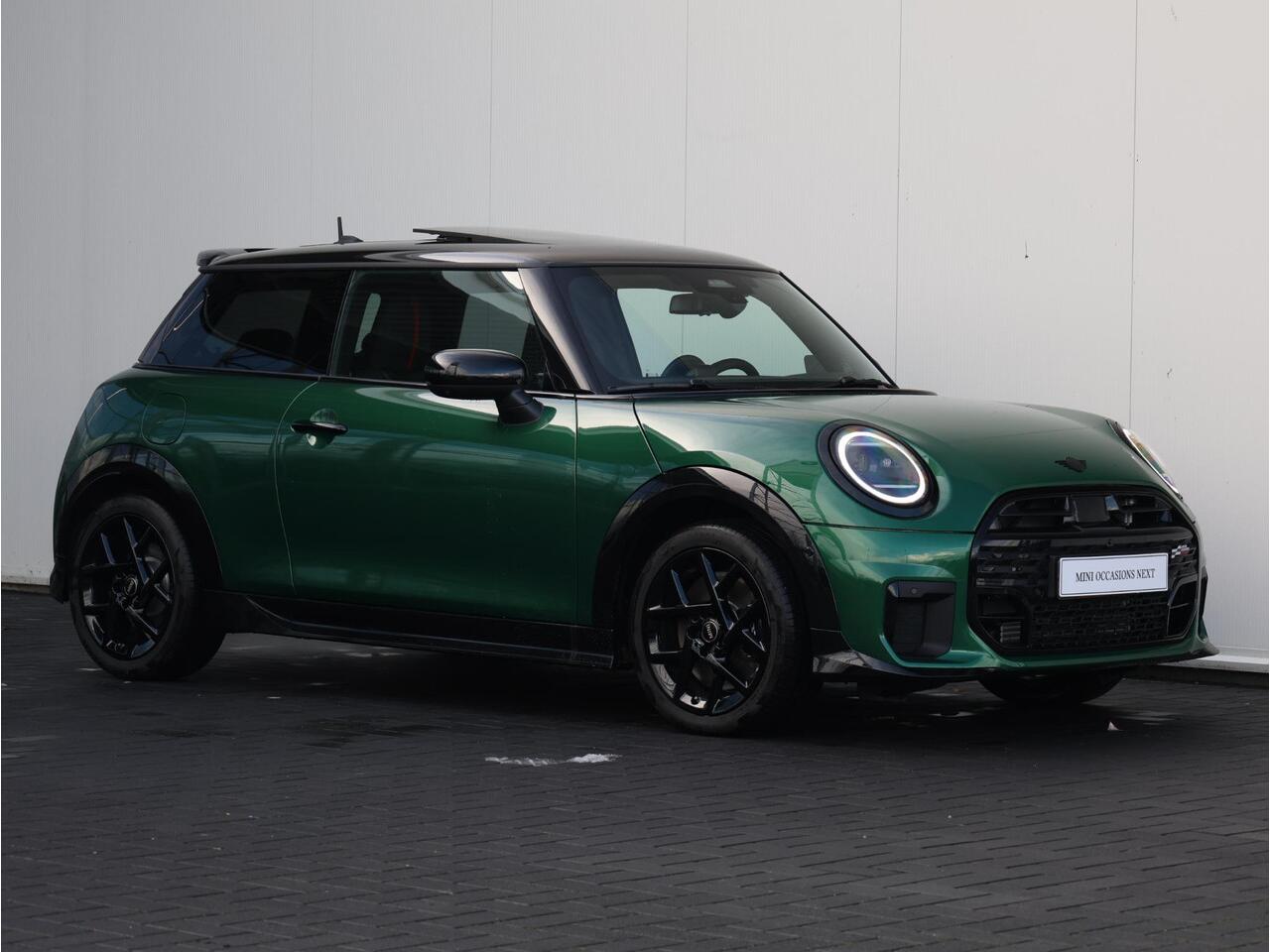 Mini COOPER C John Cooper Works + XL Pakket | Stuurwielverwarming/ Stoelverwarming/ Panoramadak/ Harman-Kardon/ Head-Up/ Elektrische verstelbare stoelen/ Driving Assistant Plus