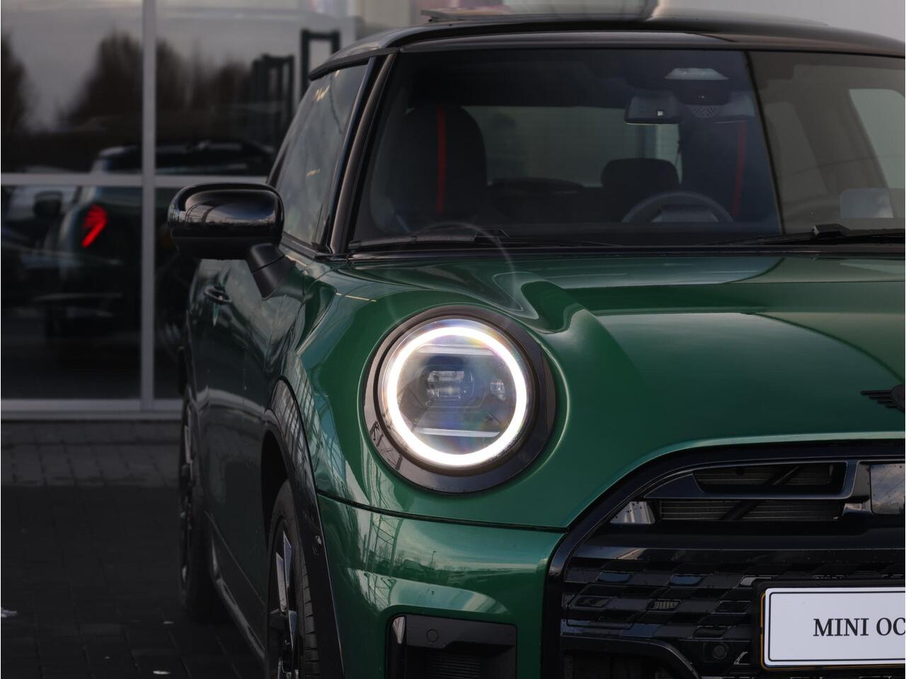 Mini COOPER C John Cooper Works + XL Pakket | Stuurwielverwarming/ Stoelverwarming/ Panoramadak/ Harman-Kardon/ Head-Up/ Elektrische verstelbare stoelen/ Driving Assistant Plus