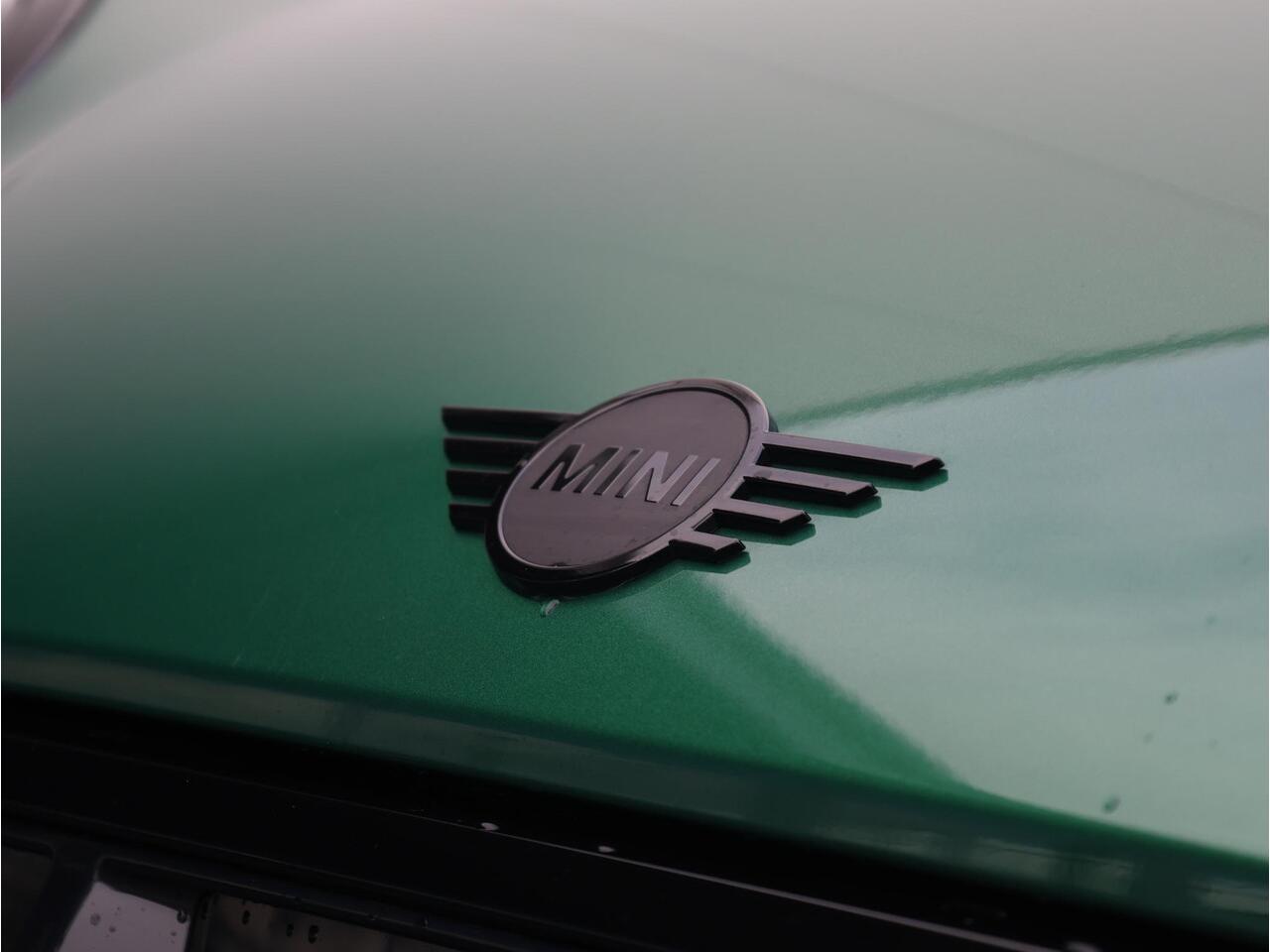 Mini COOPER C John Cooper Works + XL Pakket | Stuurwielverwarming/ Stoelverwarming/ Panoramadak/ Harman-Kardon/ Head-Up/ Elektrische verstelbare stoelen/ Driving Assistant Plus