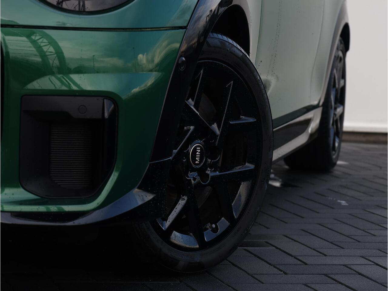 Mini COOPER C John Cooper Works + XL Pakket | Stuurwielverwarming/ Stoelverwarming/ Panoramadak/ Harman-Kardon/ Head-Up/ Elektrische verstelbare stoelen/ Driving Assistant Plus