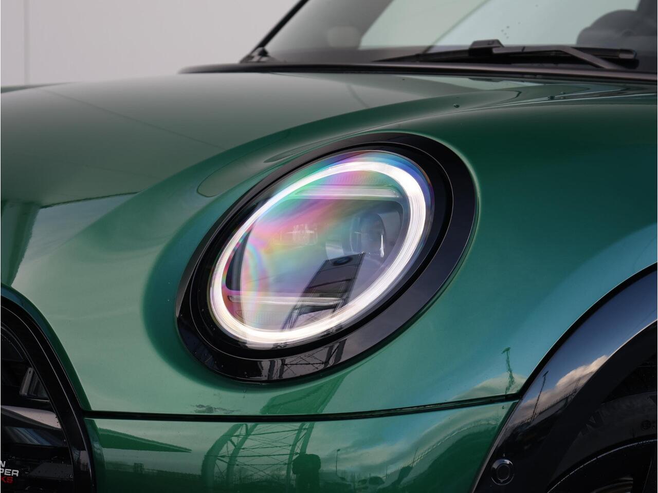 Mini COOPER C John Cooper Works + XL Pakket | Stuurwielverwarming/ Stoelverwarming/ Panoramadak/ Harman-Kardon/ Head-Up/ Elektrische verstelbare stoelen/ Driving Assistant Plus