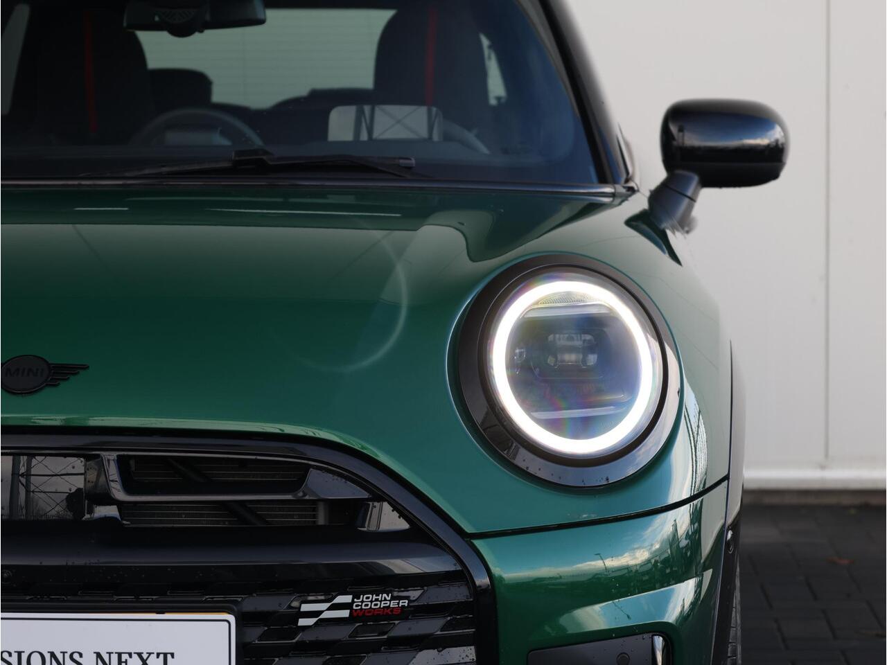 Mini COOPER C John Cooper Works + XL Pakket | Stuurwielverwarming/ Stoelverwarming/ Panoramadak/ Harman-Kardon/ Head-Up/ Elektrische verstelbare stoelen/ Driving Assistant Plus
