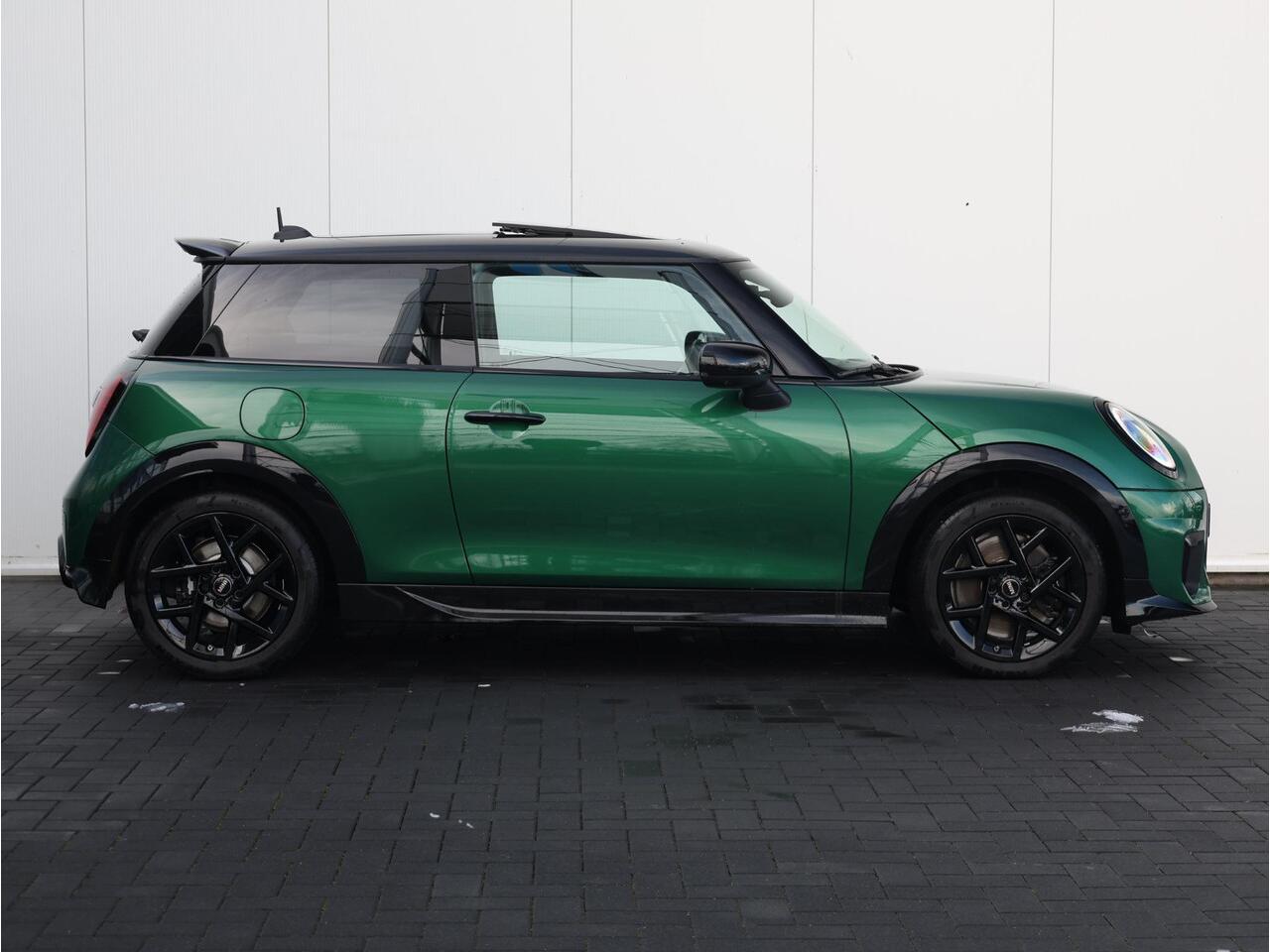Mini COOPER C John Cooper Works + XL Pakket | Stuurwielverwarming/ Stoelverwarming/ Panoramadak/ Harman-Kardon/ Head-Up/ Elektrische verstelbare stoelen/ Driving Assistant Plus