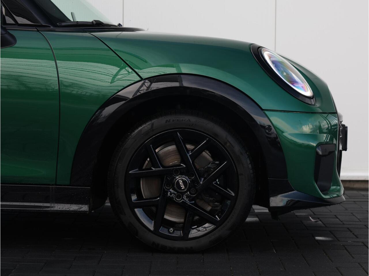 Mini COOPER C John Cooper Works + XL Pakket | Stuurwielverwarming/ Stoelverwarming/ Panoramadak/ Harman-Kardon/ Head-Up/ Elektrische verstelbare stoelen/ Driving Assistant Plus