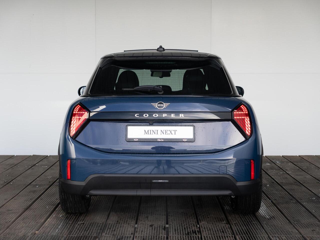 Mini COOPER 5-deurs C Favoured + Pakket L + 360 Camera + Panorama dak + Stuur en stoelverwarming