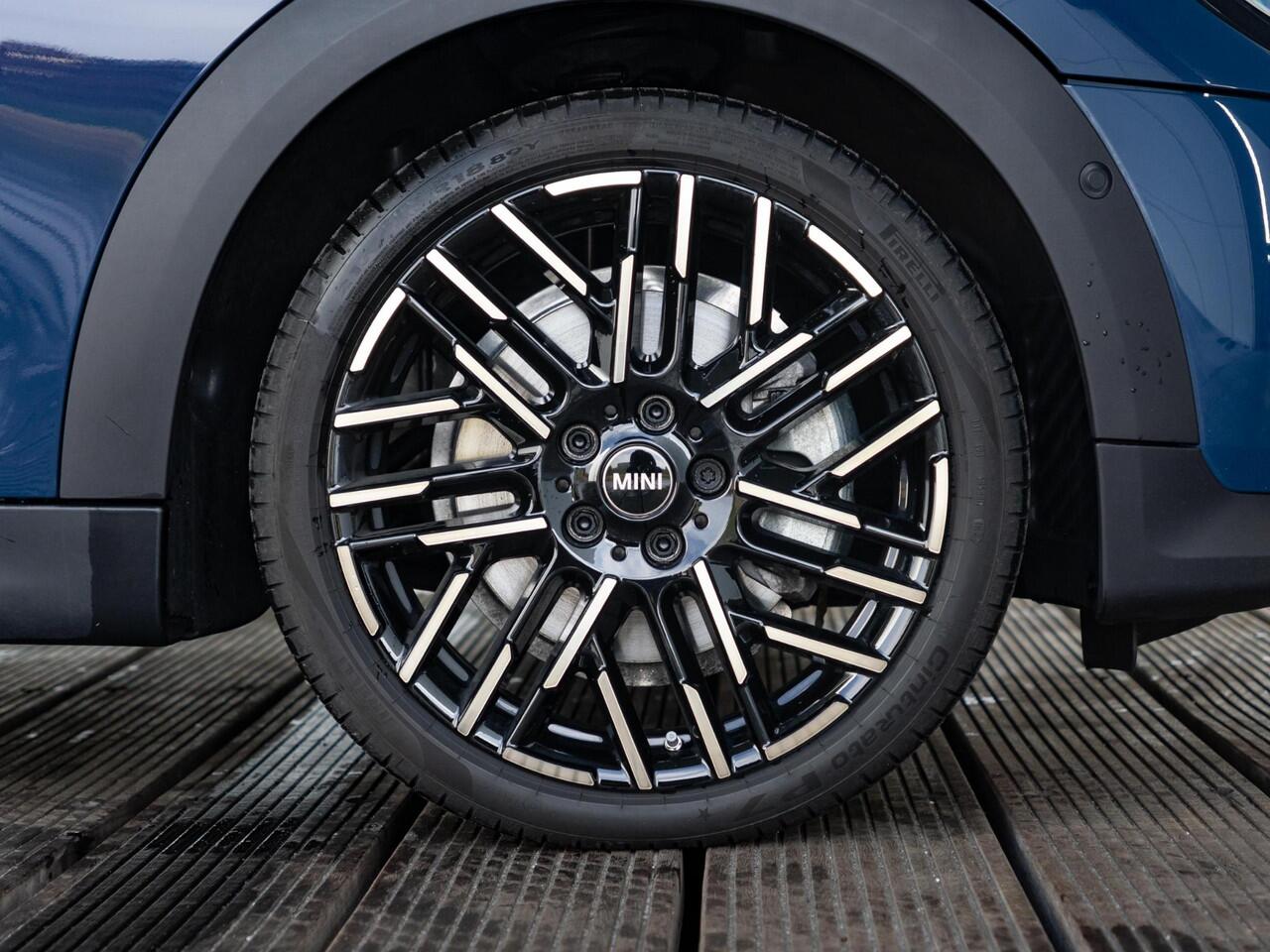 Mini COOPER 5-deurs C Favoured + Pakket L + 360 Camera + Panorama dak + Stuur en stoelverwarming