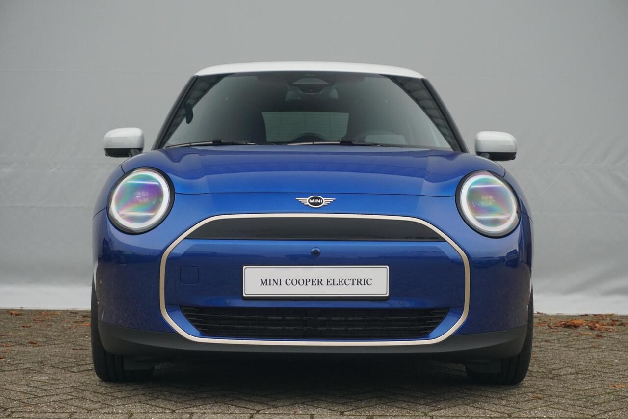 Mini COOPER E Favoured Trim | Pakket L | Comfort Access | Panoramadak | Stoel & Stuurverwarming | Harman Kardon | Head-Up Display | Driving Assistant | Parking Assistant Plus