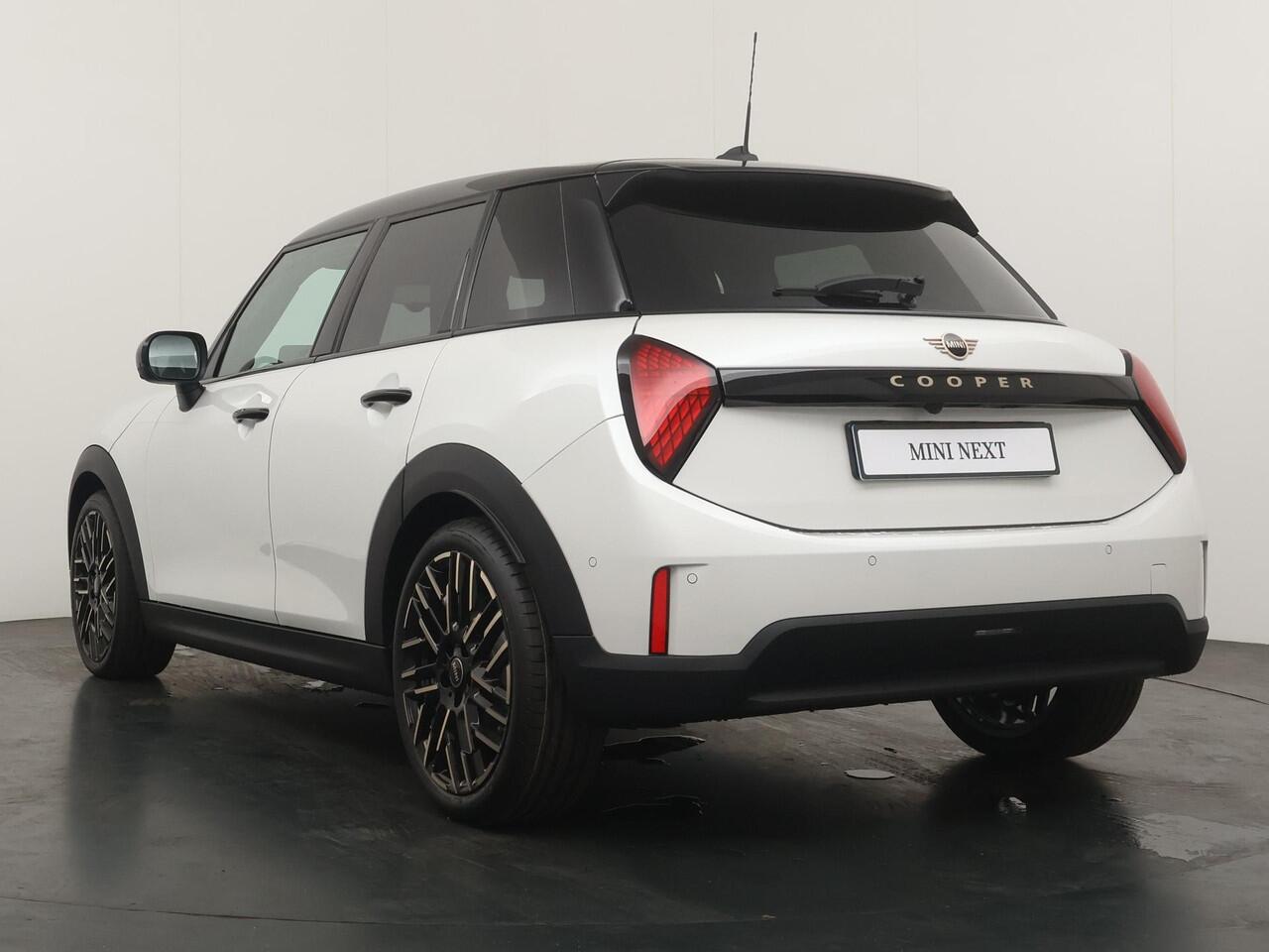 Mini COOPER 5-deurs C Favoured | Pakket-L | Stuur- Stoelverwarming | 360° Camera | LED | NAVI |