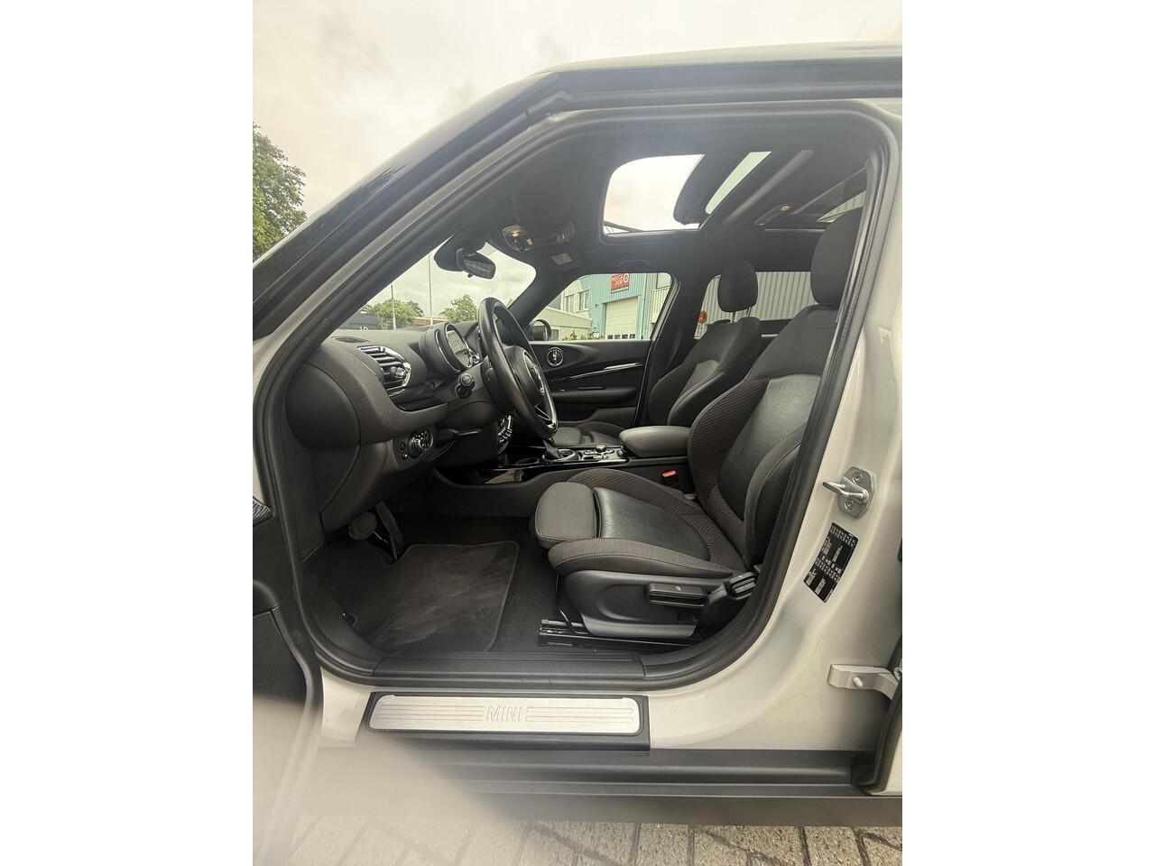 Mini COOPER CLUBMAN Mini 1.5 | Panoramadak | Camera | Sportstoelen | Trekhaak | Apple Carplay |