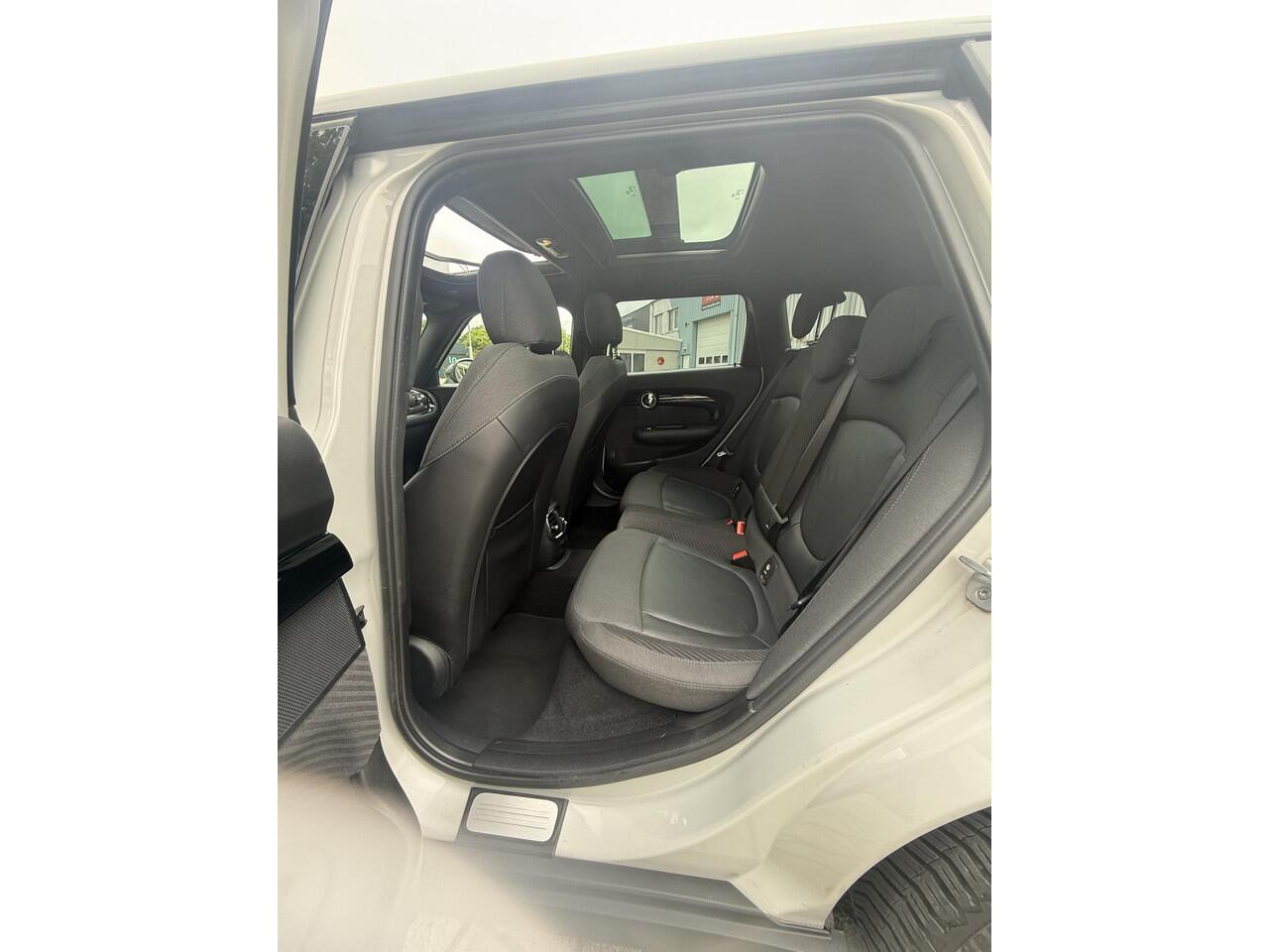 Mini COOPER CLUBMAN Mini 1.5 | Panoramadak | Camera | Sportstoelen | Trekhaak | Apple Carplay |