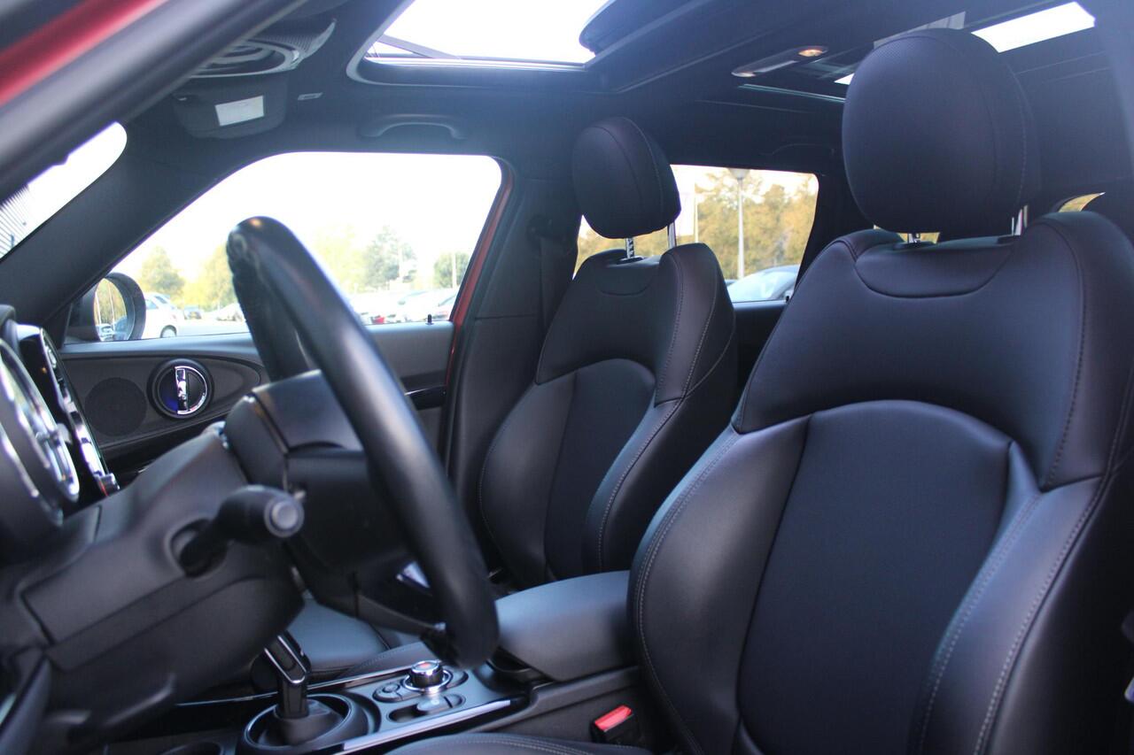 Mini COOPER CLUBMAN 1.5 136PK CHILI AUTOMAAT | PANORAMISCH SCHUIF/KANTELDAK | NAVIGATIE | LEDEREN BEKLEDING | STOELVERWARMING | 17" LICHTMETALEN VELGEN | FULL LED KOPLAMPEN | UNION JACK ACHTER LICHTEN | KEYLESS ENTRY / START |