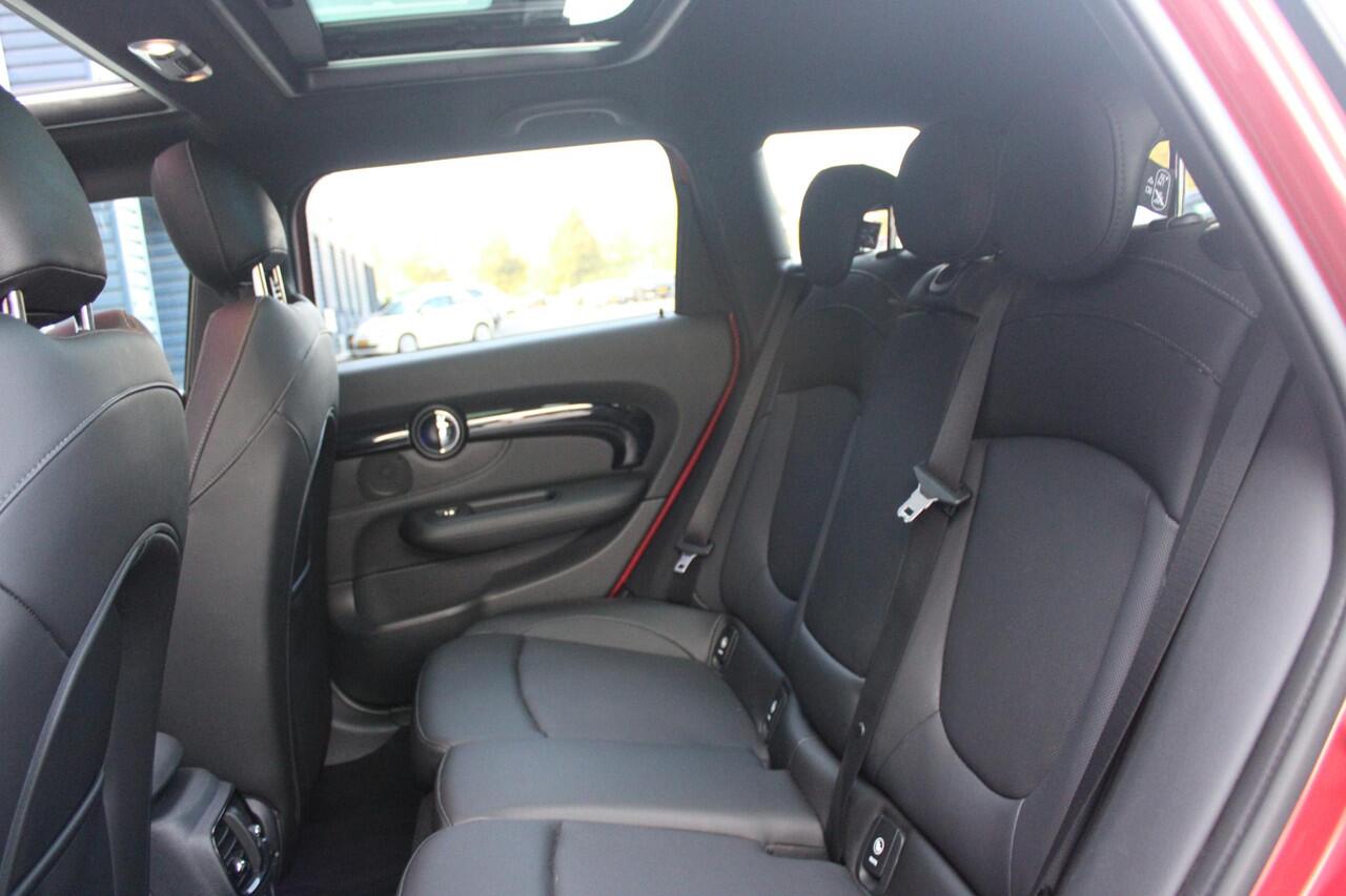 Mini COOPER CLUBMAN 1.5 136PK CHILI AUTOMAAT | PANORAMISCH SCHUIF/KANTELDAK | NAVIGATIE | LEDEREN BEKLEDING | STOELVERWARMING | 17" LICHTMETALEN VELGEN | FULL LED KOPLAMPEN | UNION JACK ACHTER LICHTEN | KEYLESS ENTRY / START |