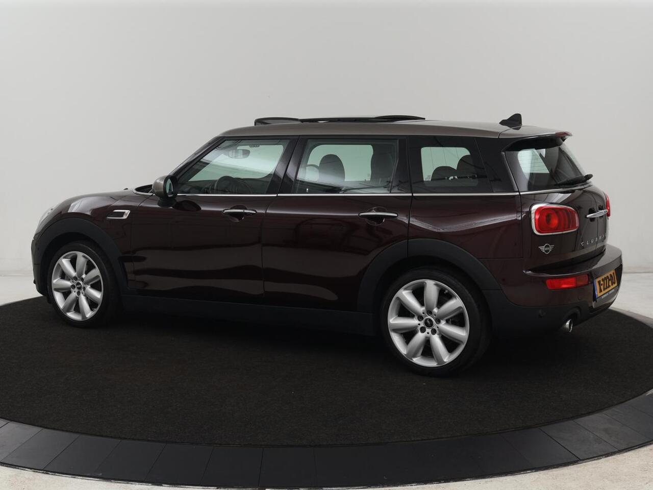 Mini COOPER CLUBMAN 1.5 Chili | Panoramadak | Leder | Stoelverwarming | Carplay | Keyless | Navigatie | Climate control | Cruise control | Full LED