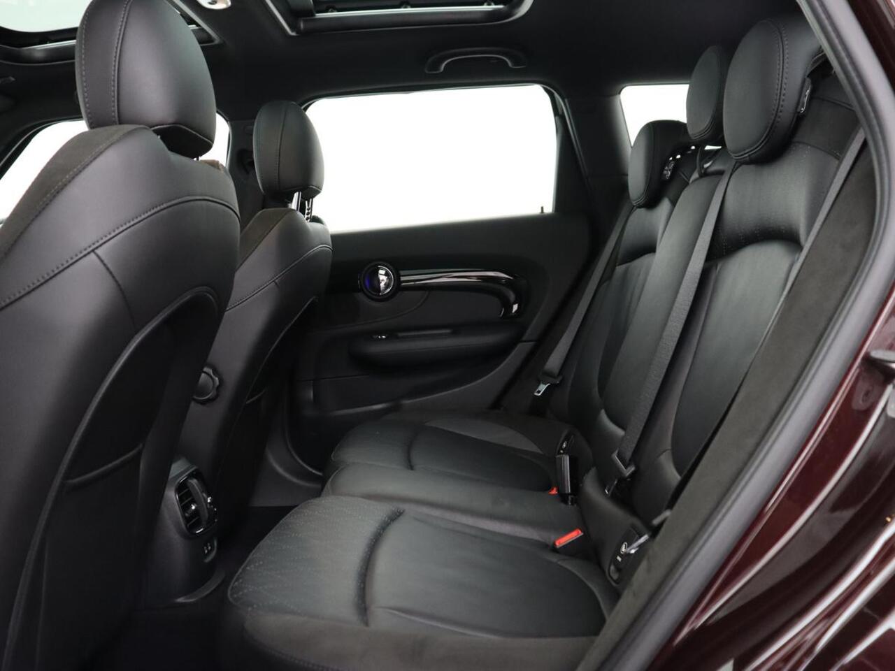 Mini COOPER CLUBMAN 1.5 Chili | Panoramadak | Leder | Stoelverwarming | Carplay | Keyless | Navigatie | Climate control | Cruise control | Full LED