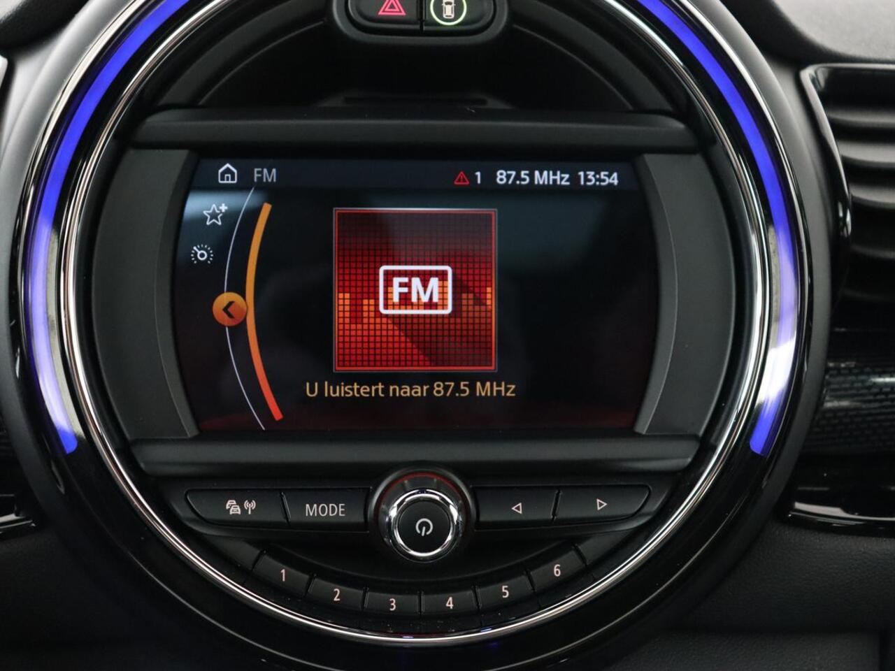 Mini COOPER CLUBMAN 1.5 Chili | Panoramadak | Leder | Stoelverwarming | Carplay | Keyless | Navigatie | Climate control | Cruise control | Full LED