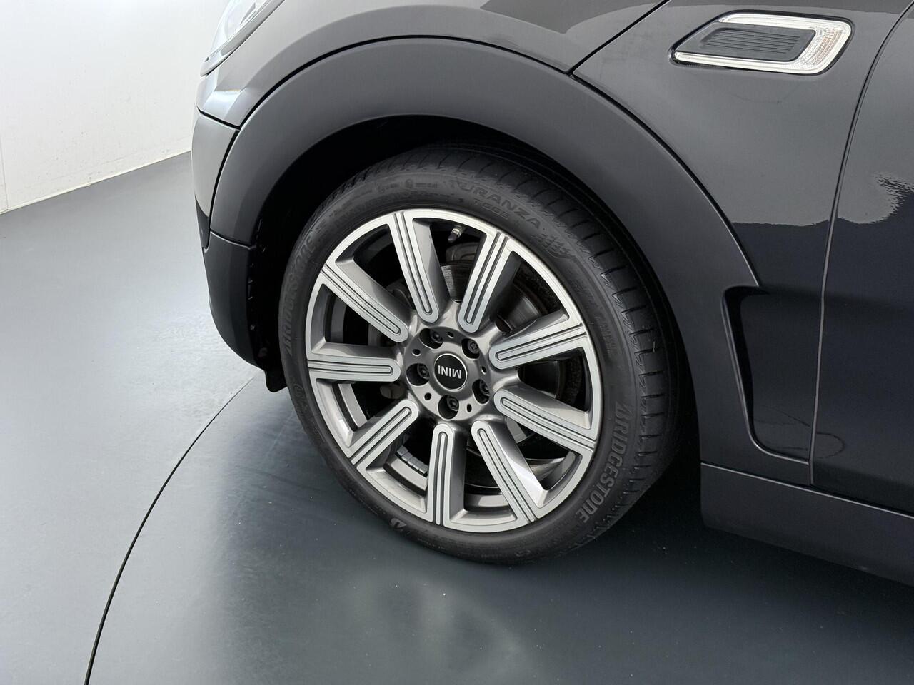 Mini COOPER CLUBMAN Mini 1.5 Richmond Park Edition PANO| CAMERA| STOELVERW. | LEER| KEYLESS| RIJKLAARPRIJS INCL. 12 MND BOVAG GARANTIE