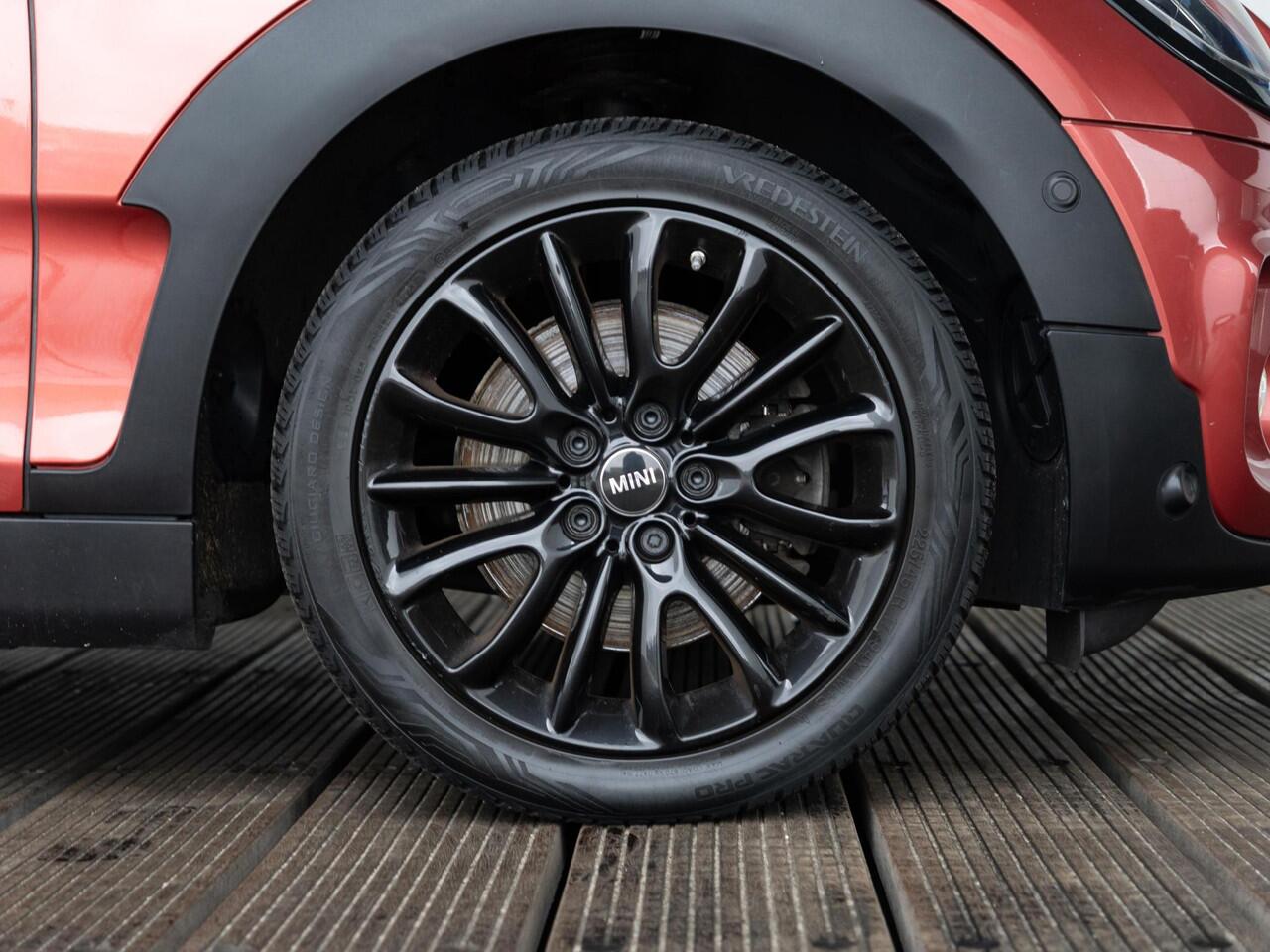 Mini COOPER CLUBMAN S Aut. Indian Summer Red ed + Panoramadak