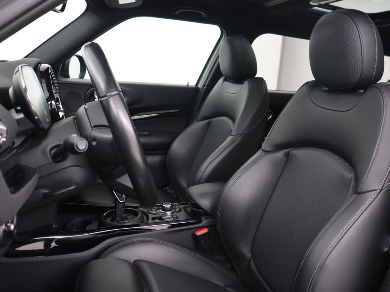 Mini COOPER CLUBMAN 2.0 S | 192pk | Panoramadak | Leder | Trekhaak | Carplay | Navigatie | Parkeerhulp | Full LED | Verwarmde voorruit | Getint glas