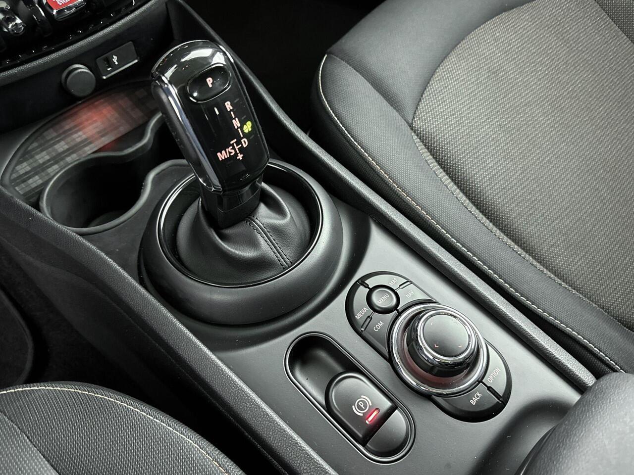 Mini COOPER CLUBMAN Mini 1.5 Business Edition 136PK | Automaat | Achteruitrijcamera | Navigatie | Climate Control | Stoelverwarming | LED Koplampen