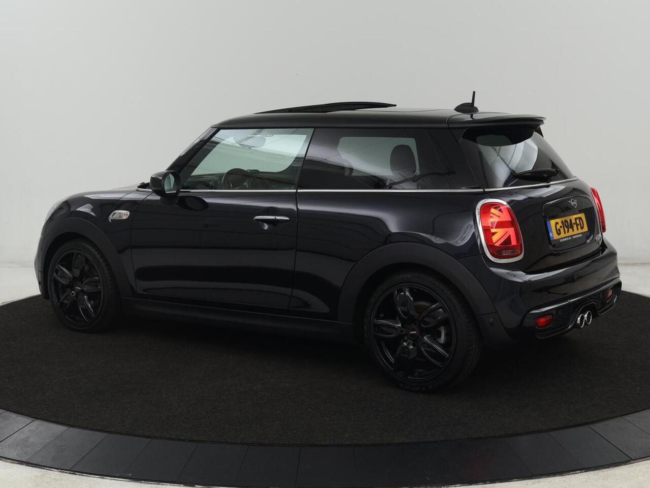 Mini COOPER S 2.0 60 Years | Panoramadak | Stoelverwarming | Leder | Head-Up | Park Assist | Carplay | Navigatie | Keyless | Full LED | Harman/Kardon | Climate control | Cruise control