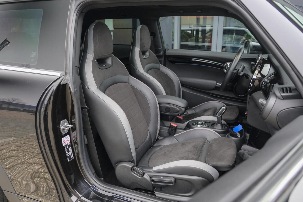 Mini COOPER S Mini 2.0 John Cooper Works JCW Panoramadak Black edition Schaalstoelen NLauto BOMVOL!!