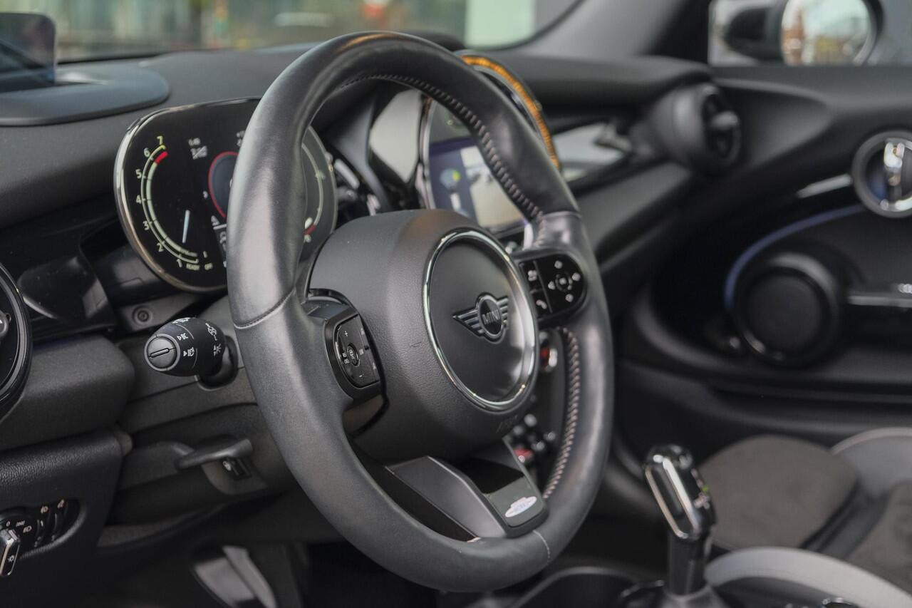 Mini COOPER S Mini 2.0 John Cooper Works JCW Panoramadak Black edition Schaalstoelen NLauto BOMVOL!!