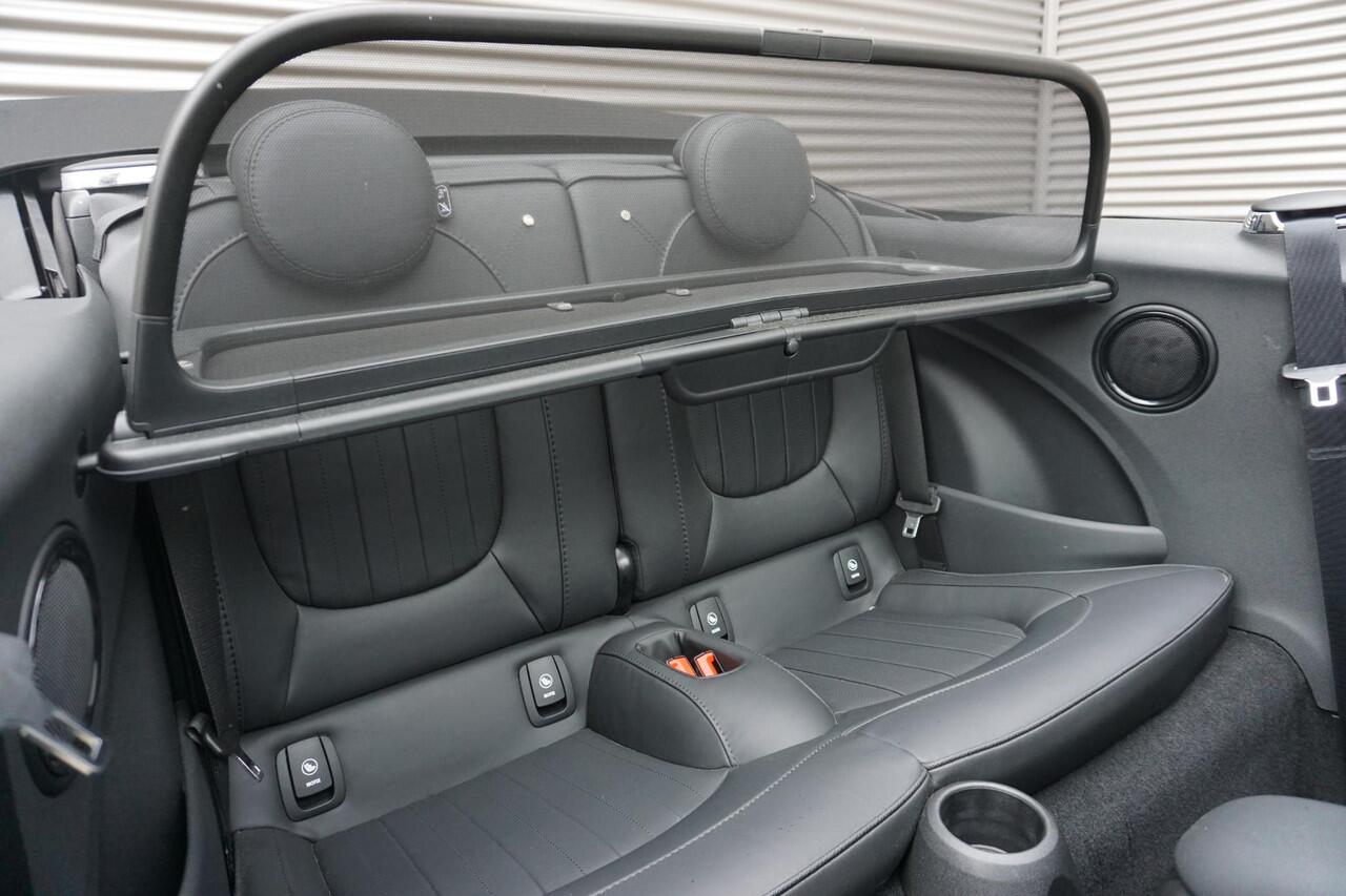 Mini COOPER S Cabrio MINI Resolute Edition | 18 Pulse Spoke zwart | Piano Black Exterior pack | Comfort Access | Elektrisch verwarmde voorstoelen