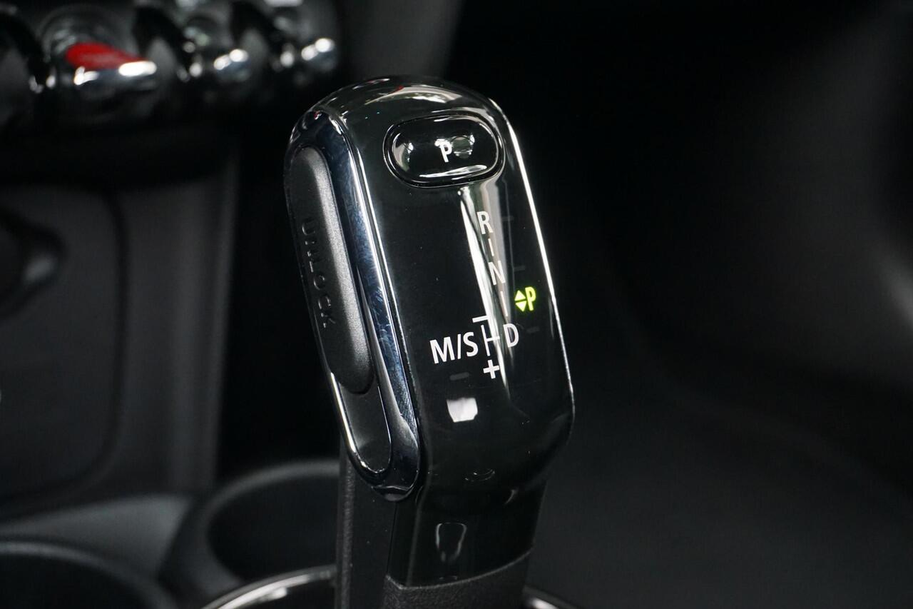 Mini COOPER S Cabrio MINI Resolute Edition | 18 Pulse Spoke zwart | Piano Black Exterior pack | Comfort Access | Elektrisch verwarmde voorstoelen