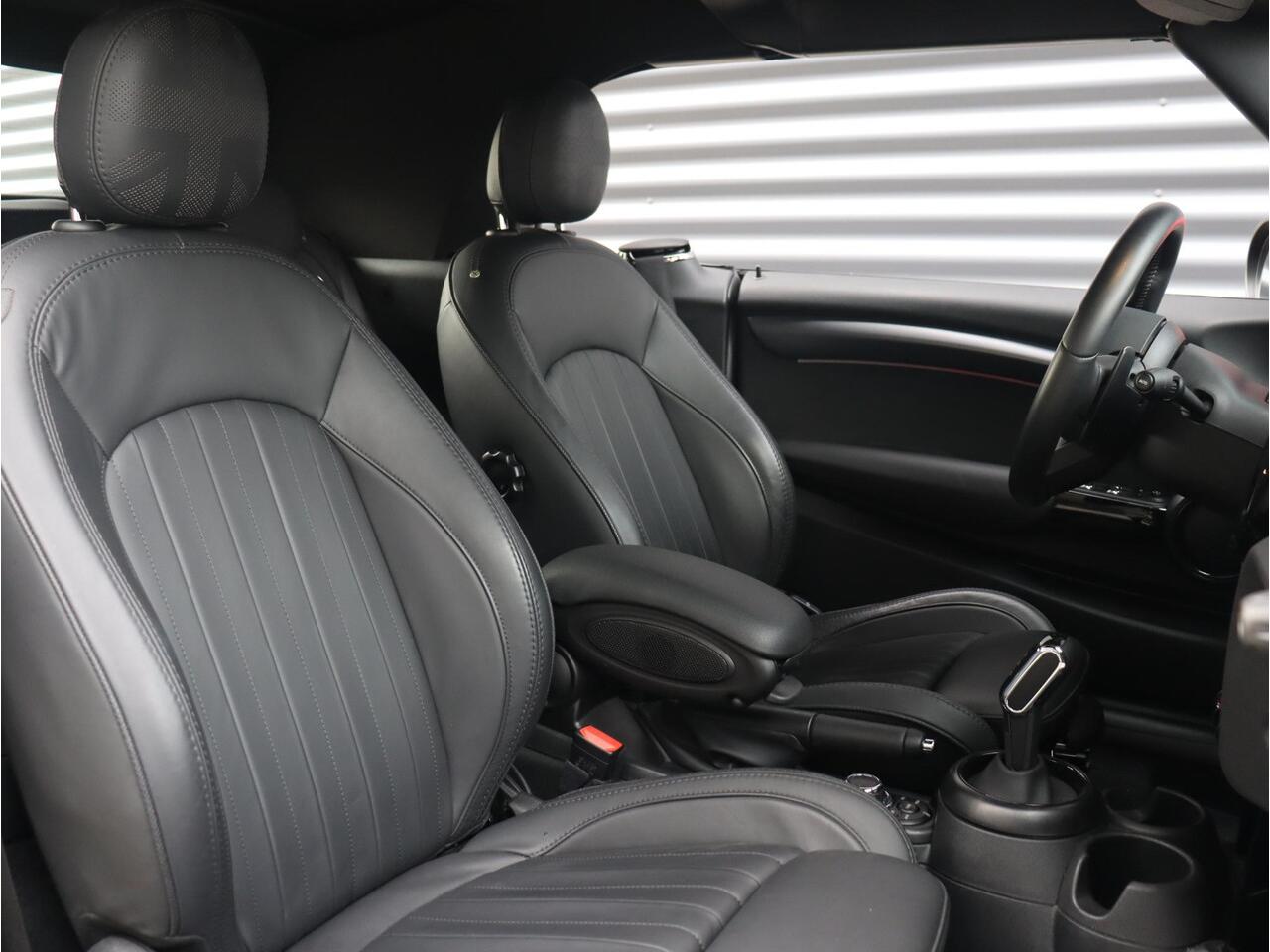 Mini COOPER S Cabrio Yours + Sportstoelen + Apple Carplay + Verwarmbare Voorstoelen + LED + Comfort Access + PDC + 17'' LMV