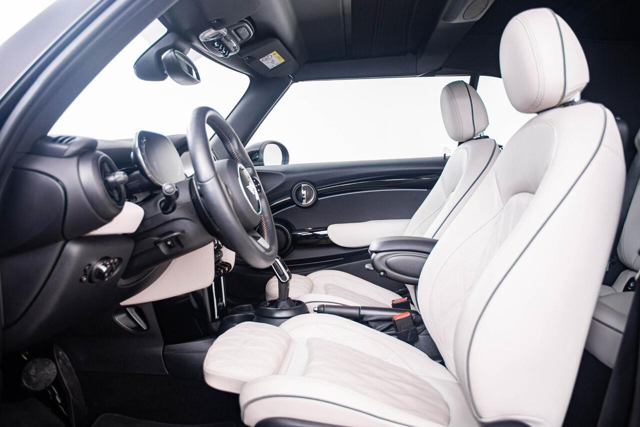 Mini COOPER S Mini Cabrio 2.0 Rockingham GT Edition Binnenlichtpakket - Elektrisch verwarmbare voorstoelen - Adaptive onderstel - Cruise Control - Stuurwielverwarming - Driving Assistant - Comfort Access -