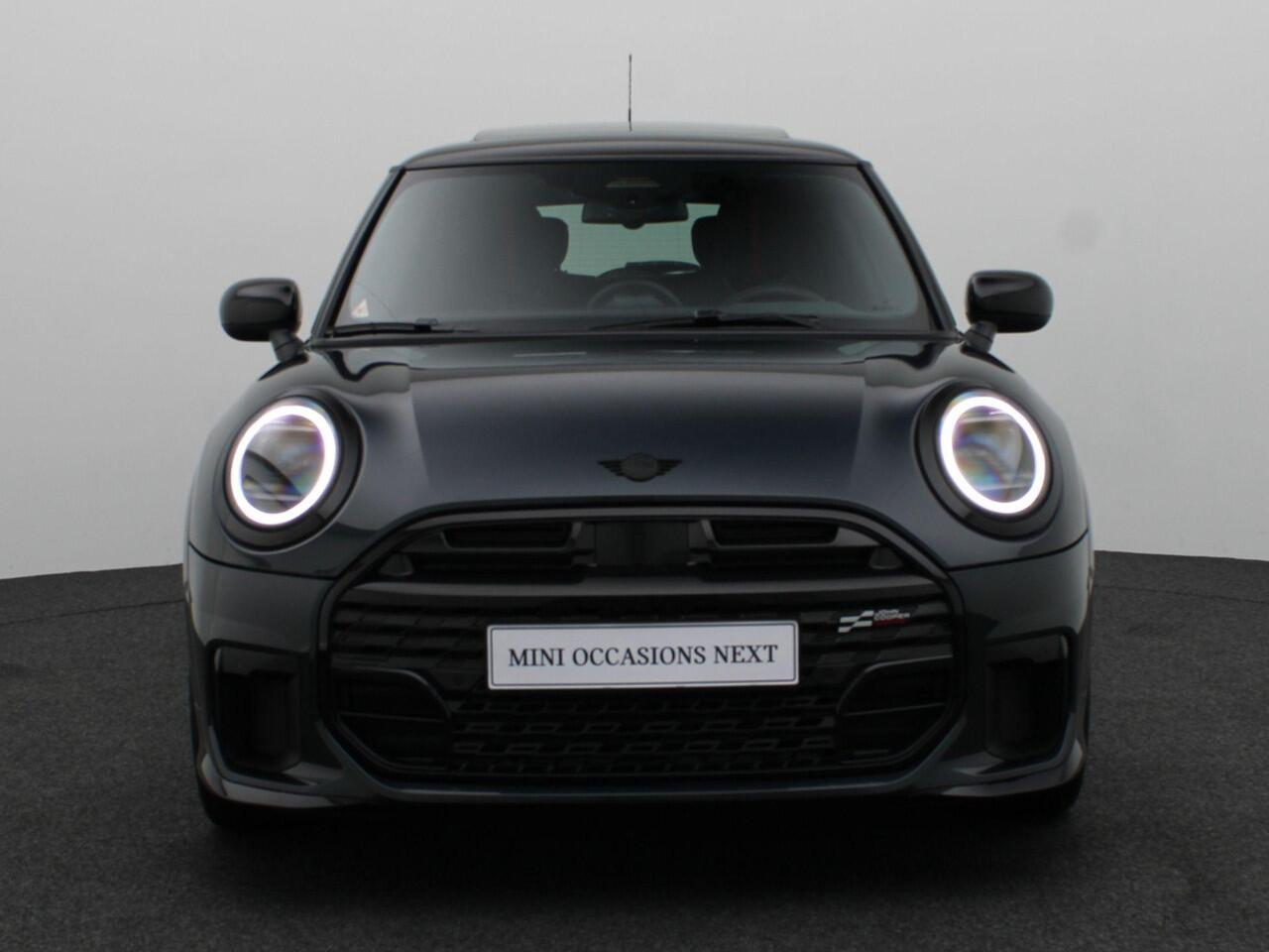 Mini COOPER S 3-deurs John Cooper Works Uitvoering + Pakket M + Stuurwielrand Verwarmd + Panoramadak + Head Up Display + 17''
