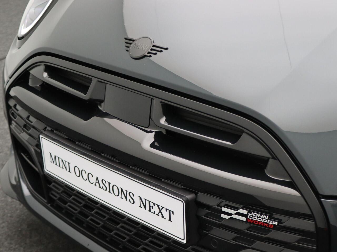 Mini COOPER S 3-deurs John Cooper Works Uitvoering + Pakket M + Stuurwielrand Verwarmd + Panoramadak + Head Up Display + 17''
