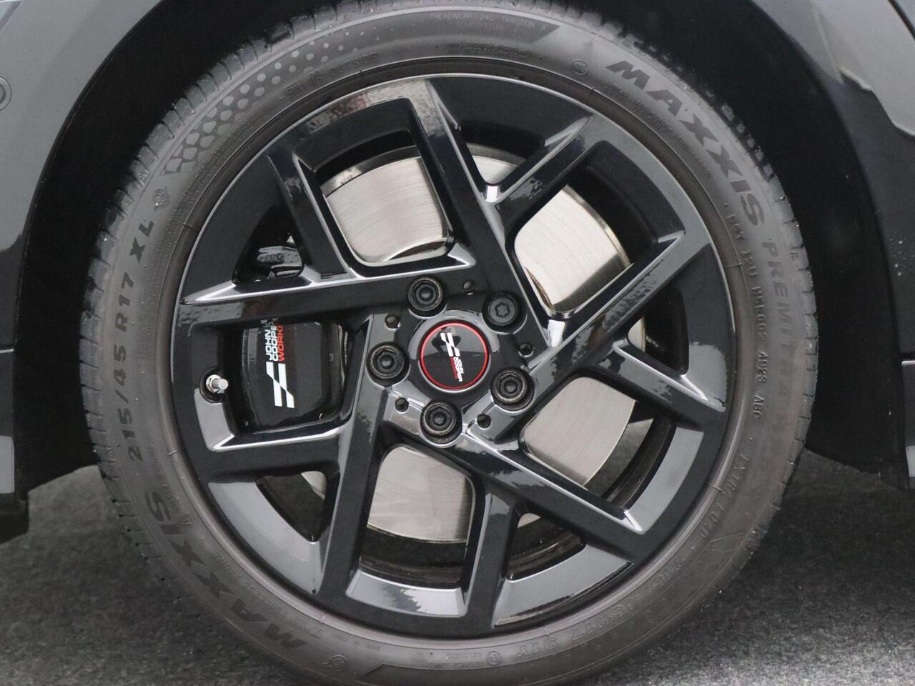 Mini COOPER S 3-deurs John Cooper Works Uitvoering + Pakket M + Stuurwielrand Verwarmd + Panoramadak + Head Up Display + 17''