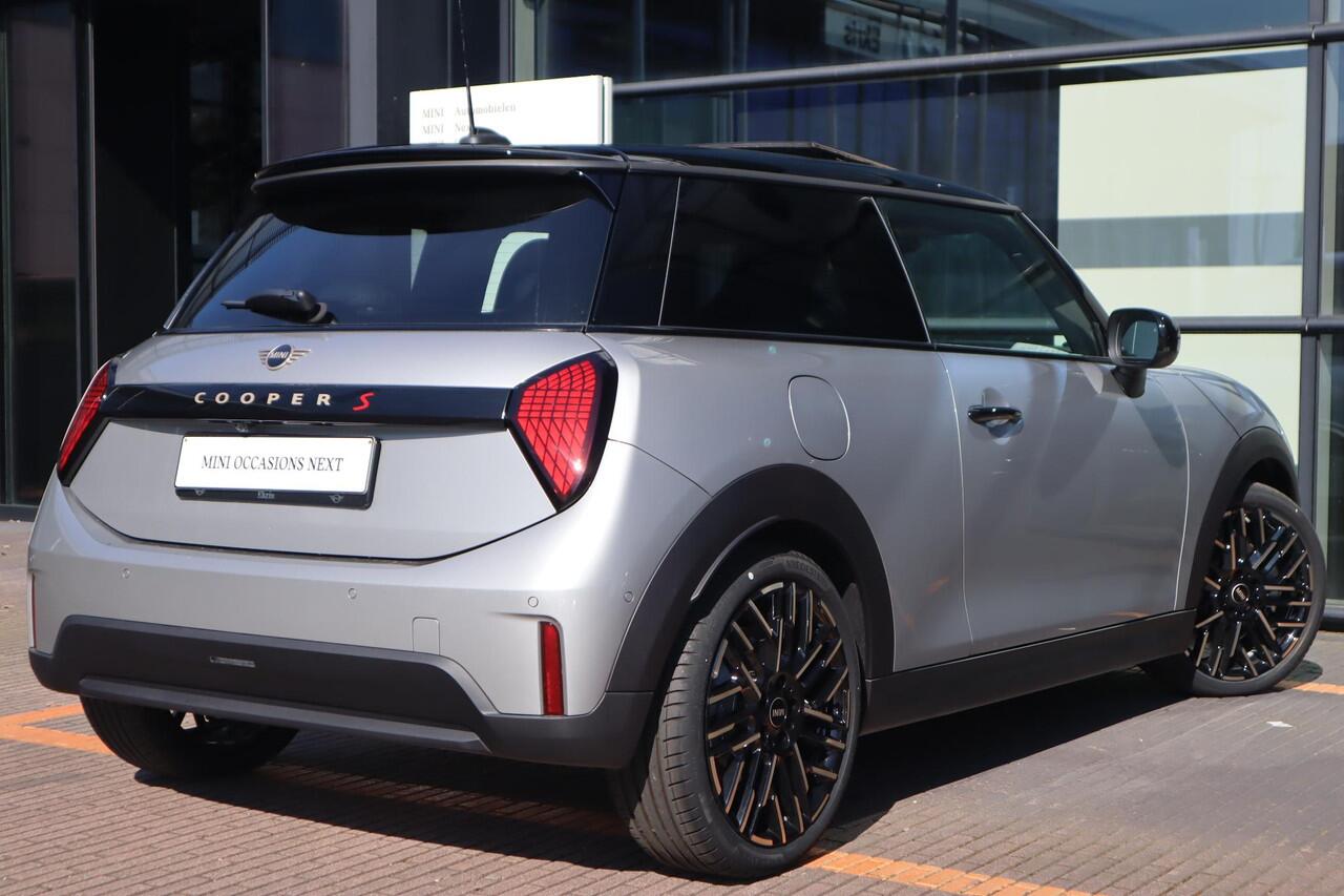 Mini COOPER S 5-deurs | Favoured Trim + Pakket M / Panoramadak /MINI Head-Up Display