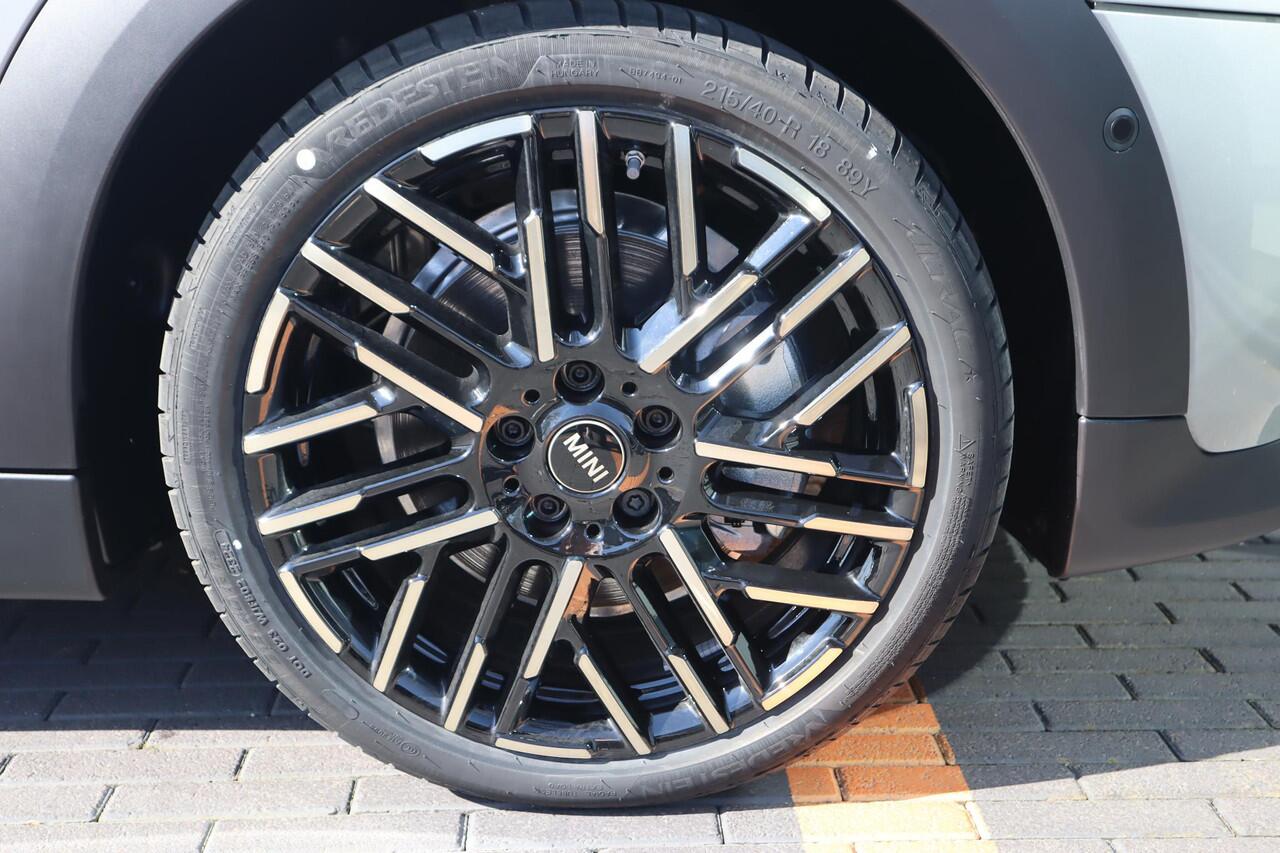 Mini COOPER S 5-deurs | Favoured Trim + Pakket M / Panoramadak /MINI Head-Up Display