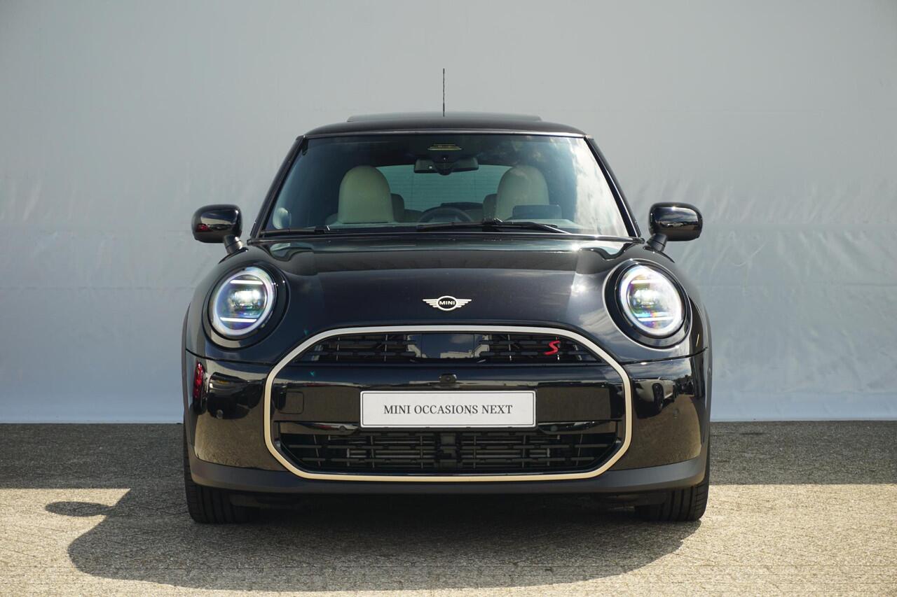 Mini COOPER S Mini / Favoured Uitvoering / Pakket XL / 18'' LM Velgen