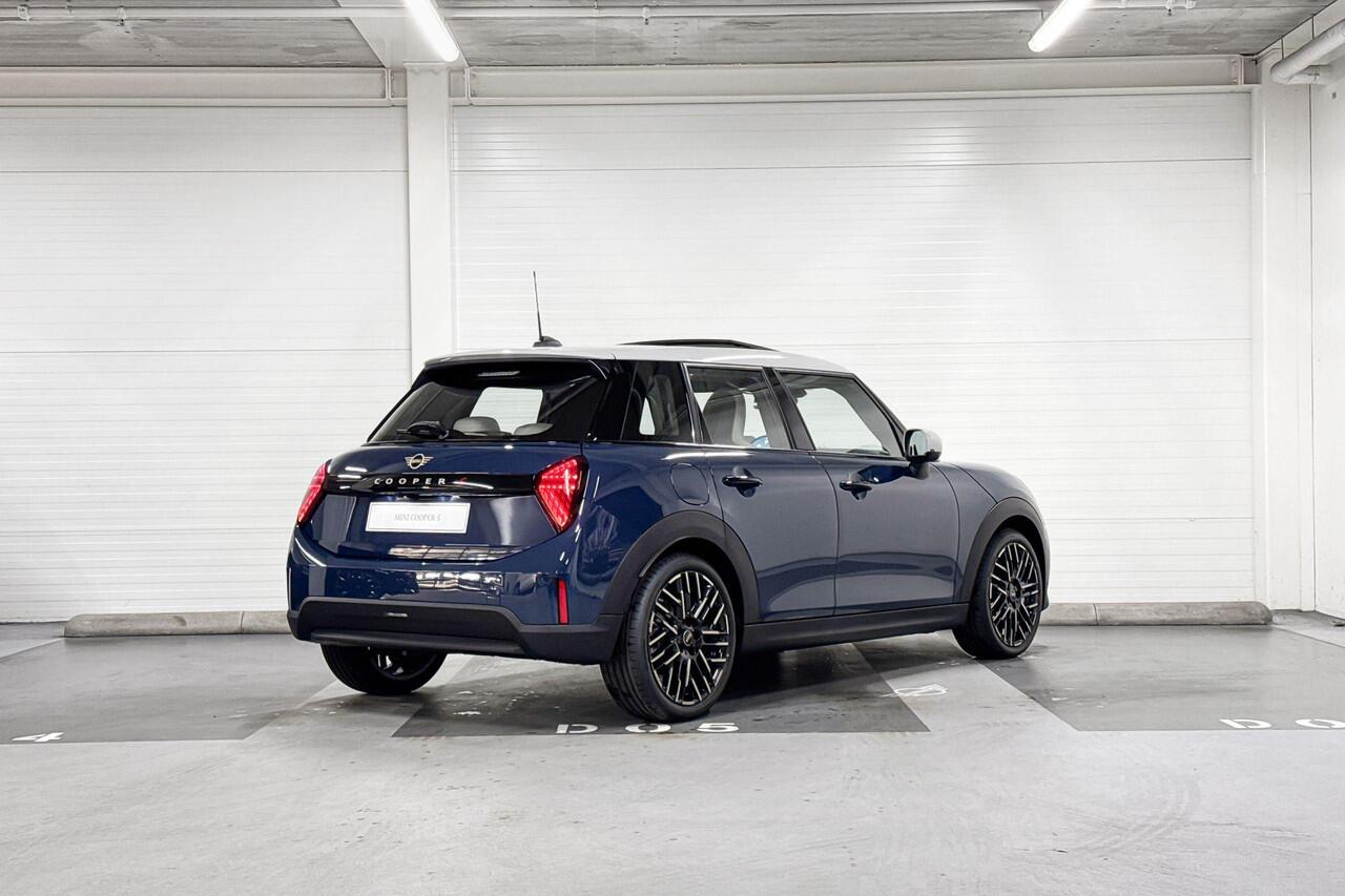 Mini COOPER S 5-Deurs 2.0 Favoured XL | Panoramadak | Head-Up Display | Stoelverwarming