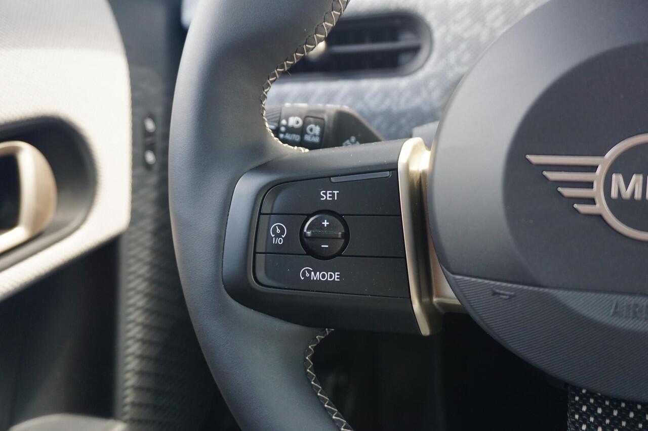 Mini COOPER S 3-deurs | Favoured Uitvoering | Pakket XL | Harman Kardon | Driving Assistant Professional | Head-Up Display | Stoel & Stuurverwarming | Panoramadak