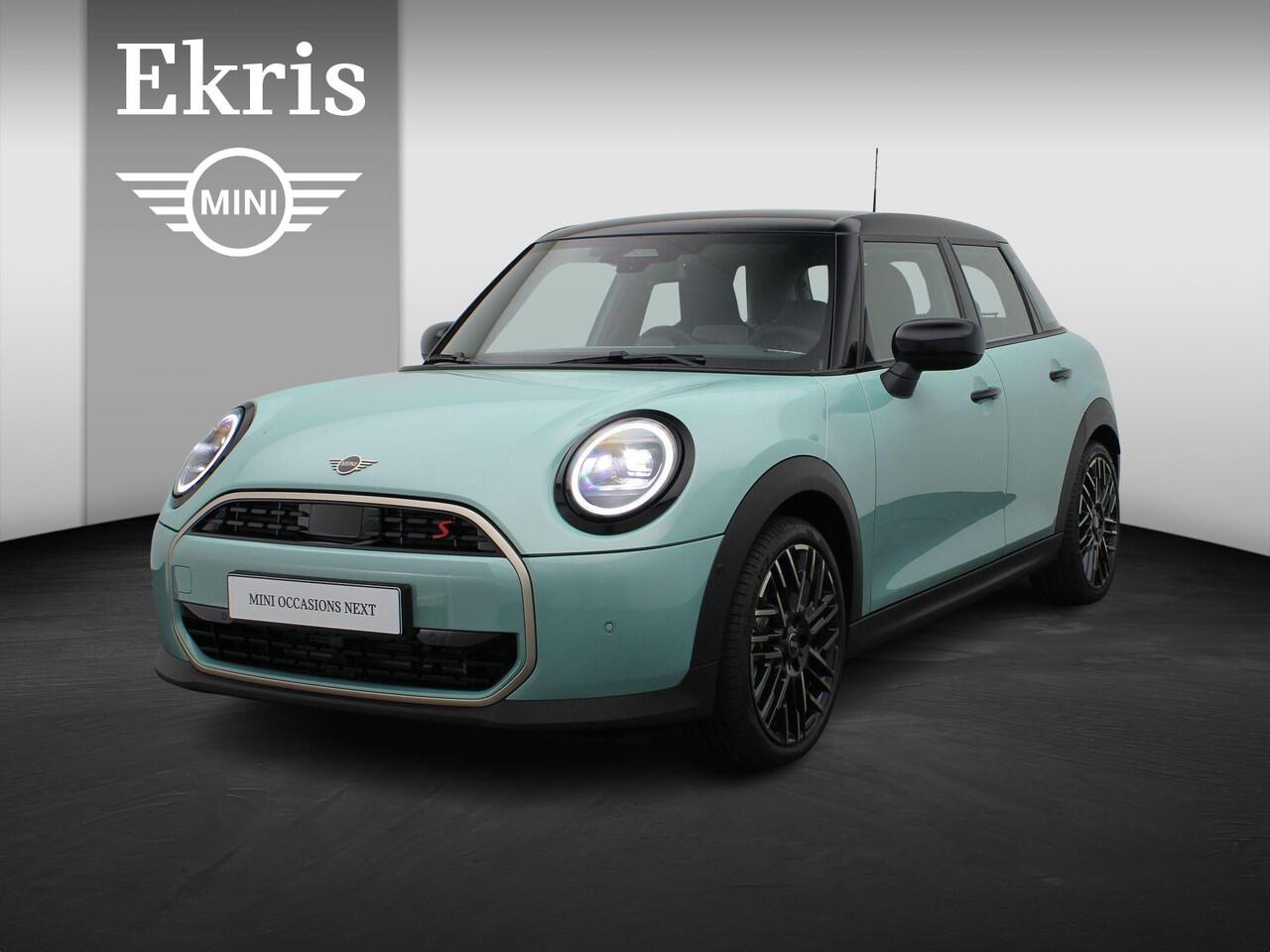 Mini COOPER S 5-Deurs Favoured + Pakket S + Parking Assistant + Driving Assistant + Elektrisch verwarmde voorstoelen + Comfort Access + Stuurwielrand verwarmd