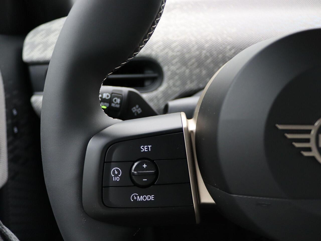 Mini COOPER S 5-Deurs Favoured + Pakket S + Parking Assistant + Driving Assistant + Elektrisch verwarmde voorstoelen + Comfort Access + Stuurwielrand verwarmd