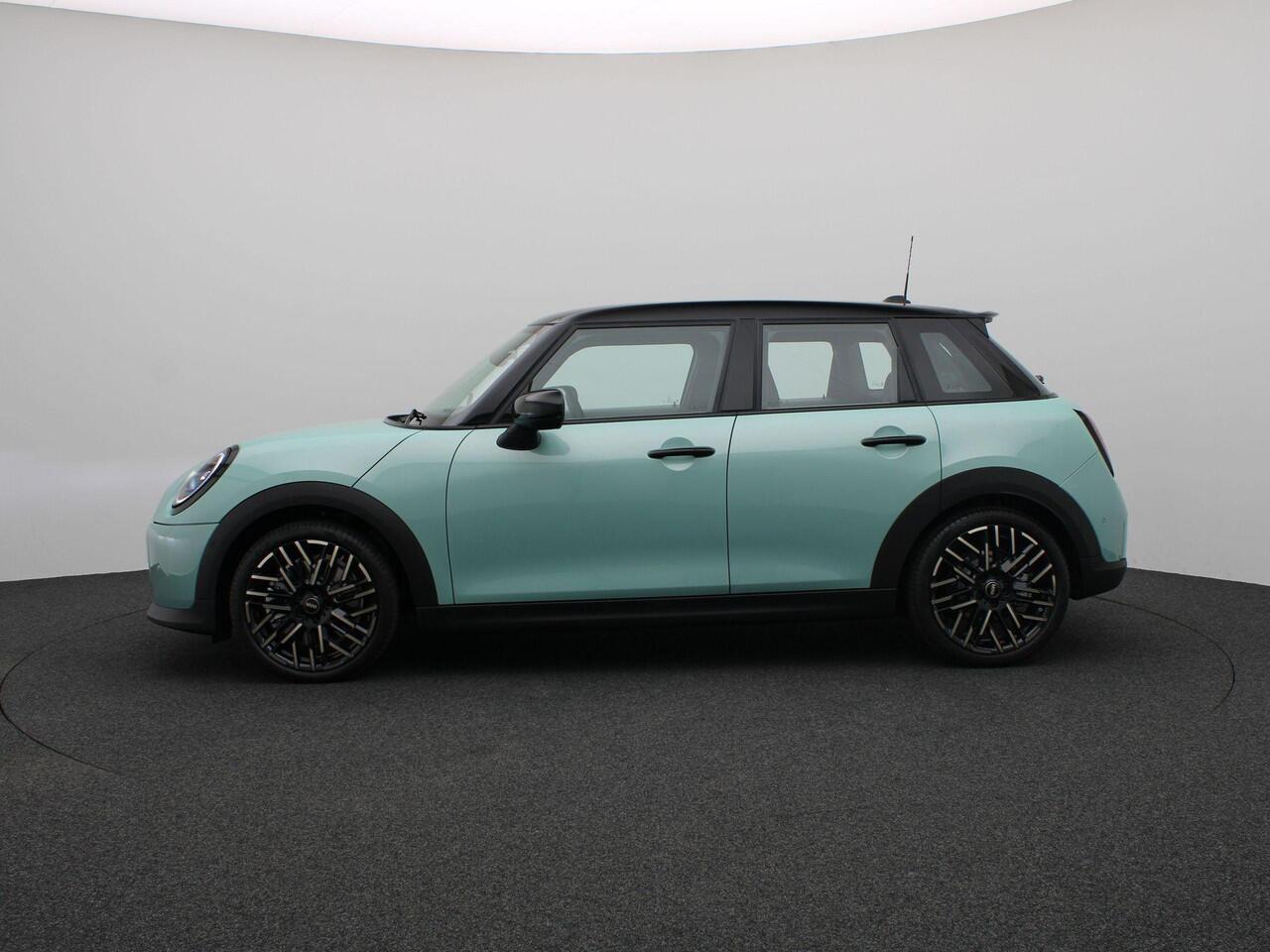 Mini COOPER S 5-Deurs Favoured + Pakket S + Parking Assistant + Driving Assistant + Elektrisch verwarmde voorstoelen + Comfort Access + Stuurwielrand verwarmd