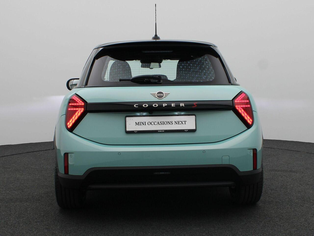 Mini COOPER S 5-Deurs Favoured + Pakket S + Parking Assistant + Driving Assistant + Elektrisch verwarmde voorstoelen + Comfort Access + Stuurwielrand verwarmd