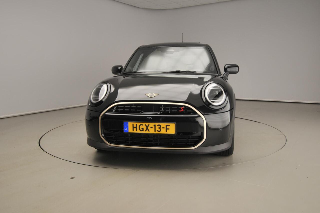 Mini COOPER S 5-deurs Automaat / Panoramadak / Harman-Kardon / JCW stoelen / LED / Active cruise / Alu wielen 18 inch