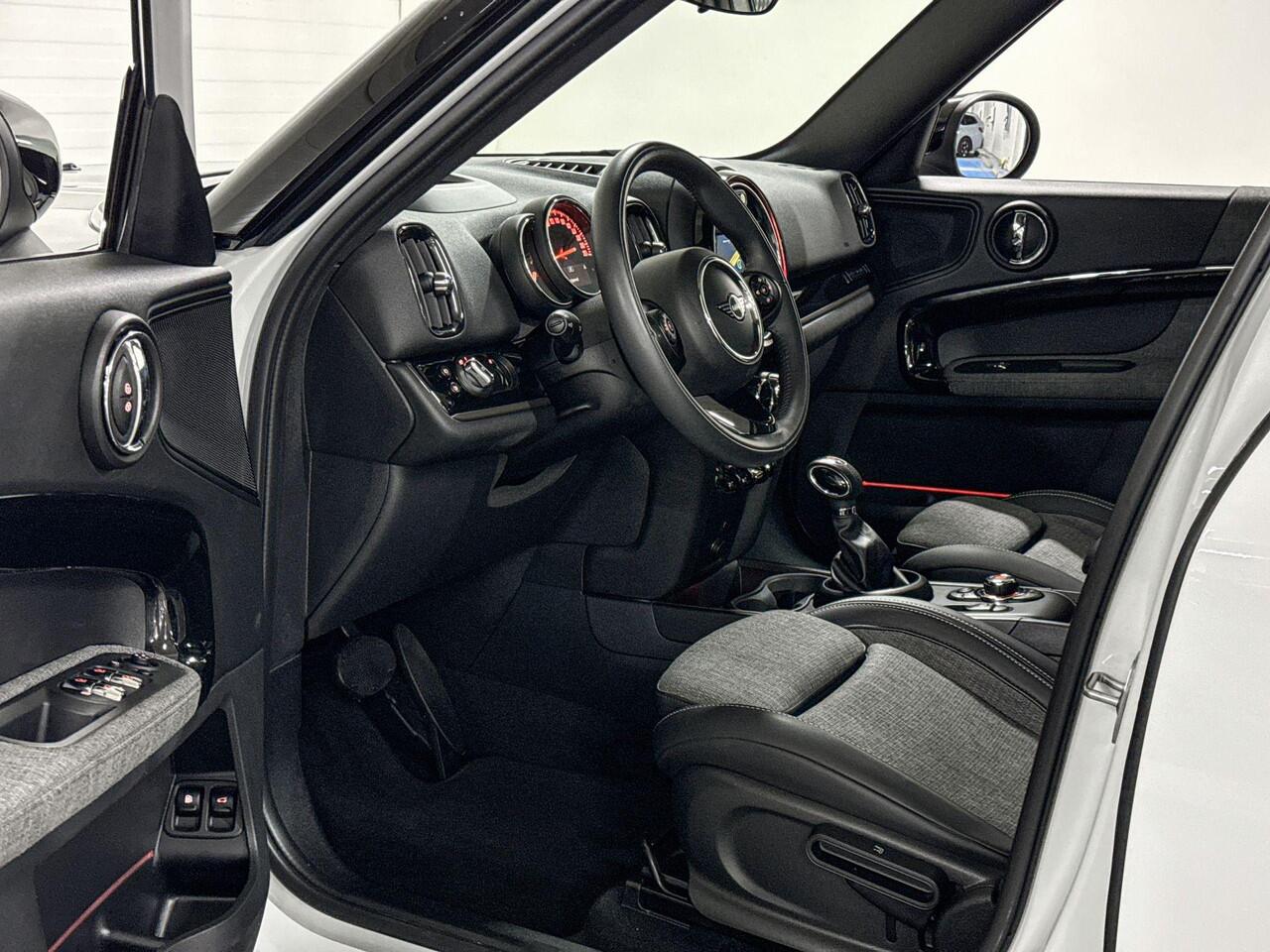 Mini COUNTRYMAN SE All4 | Panoramadak |18"Pin Spoke zwart | Achteruitrijcamera | Parkeersensoren | Apple CarPlay | Selections